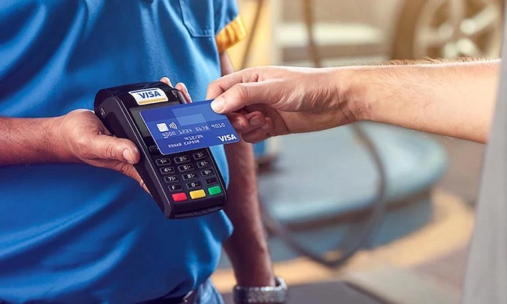 IOBE: Κάρτες και ηλεκτρονικές πληρωμές "εκτόξευσαν" τα έσοδα του ΦΠΑ